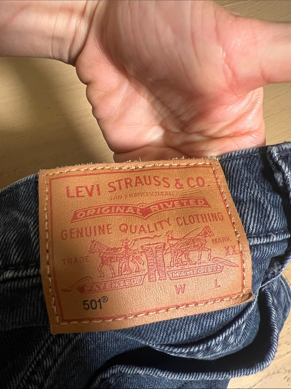 Women’s Levi’s 501 Dark Cropped Jeans - Picture 3 of 10